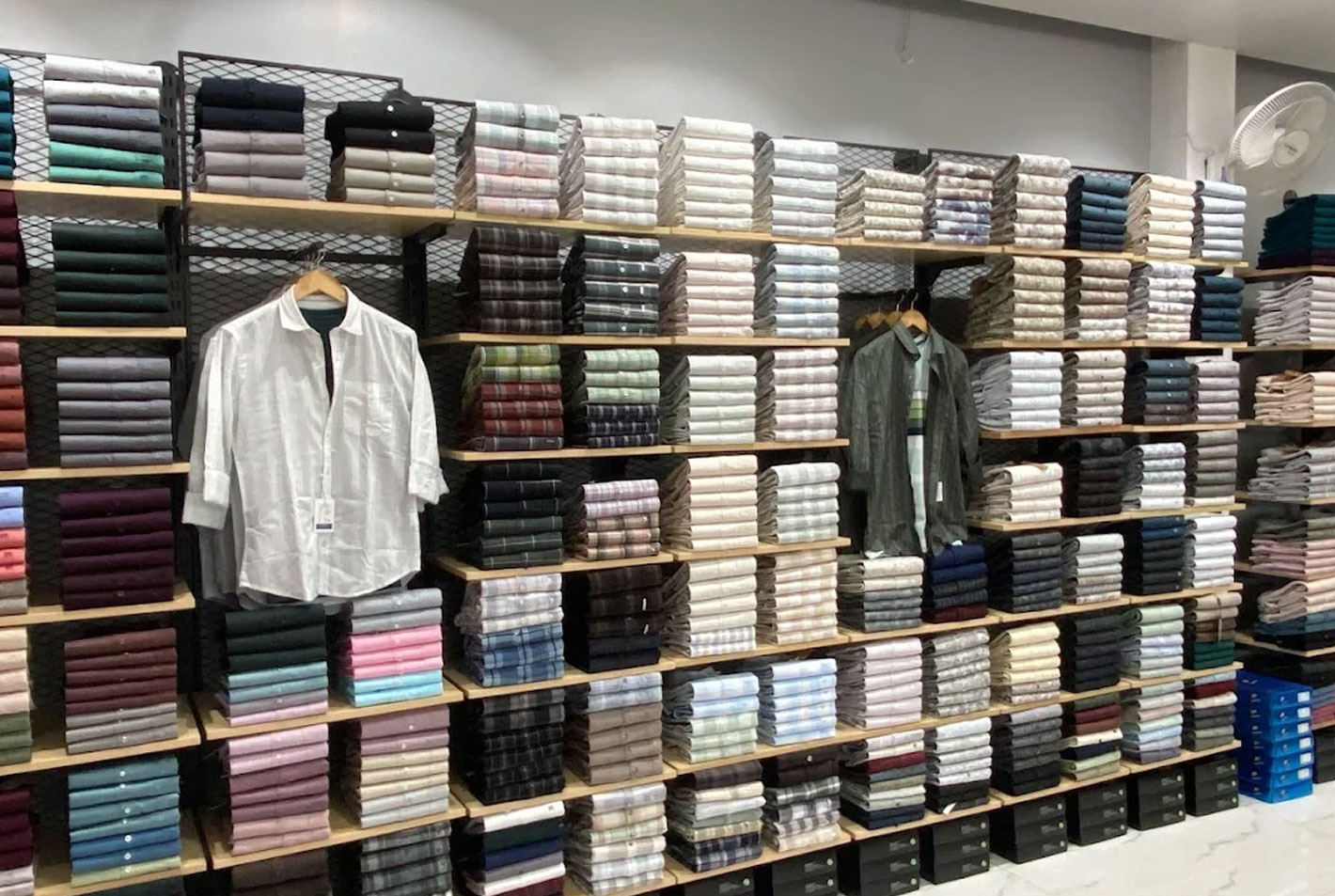 DE BLUZ showroom interior